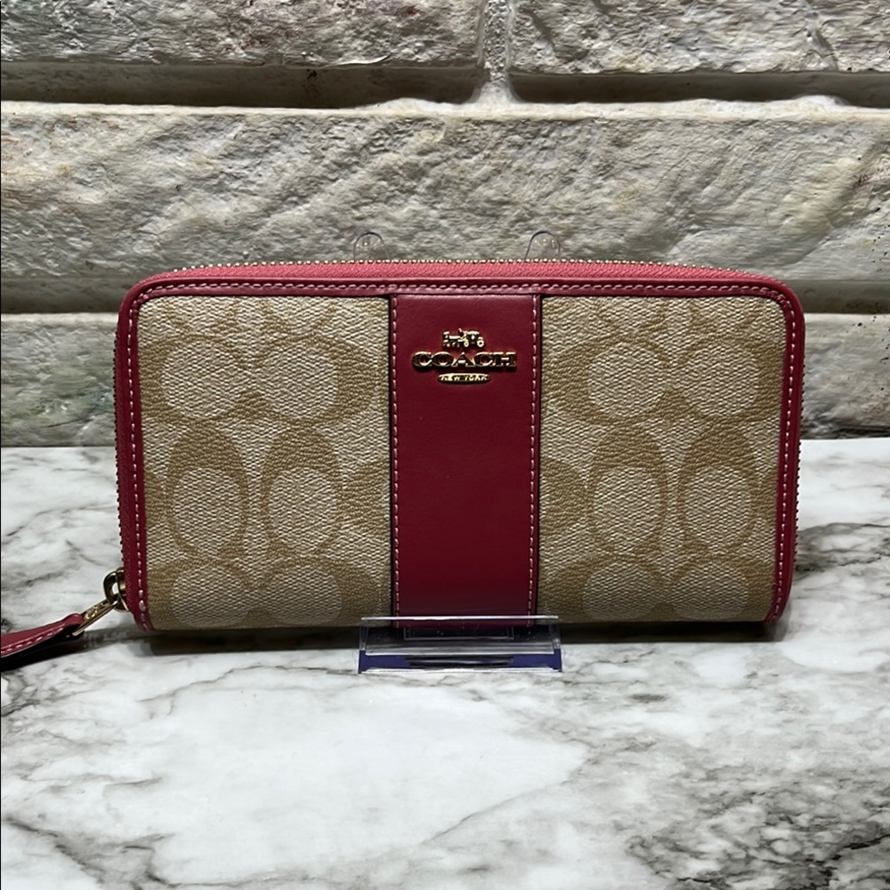 COACH Accordion Zip Wallet In Signature Canvas. In EUC.